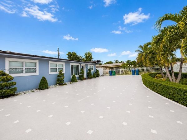 17370 NW 52nd Pl , Miami Gardens, FL 33055