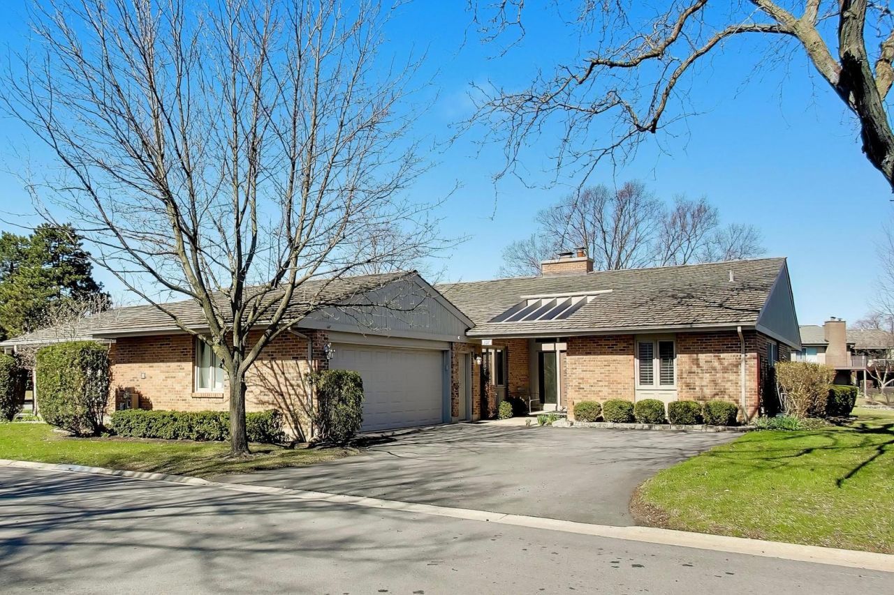 107 Briarwood Lane , Oak Brook, IL 60523