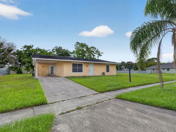 369 NE Camelot Dr , Port St. Lucie, FL 34983