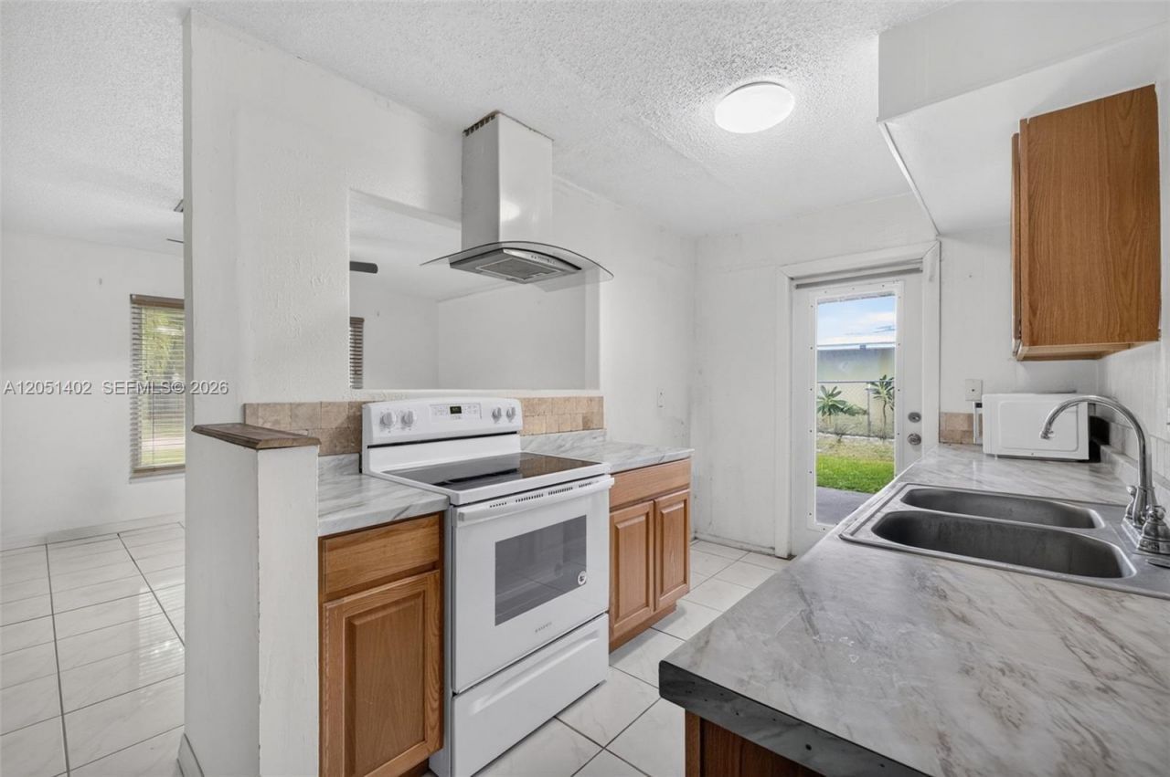 369 NE Camelot Dr , Port Saint Lucie, FL 34983 Photo