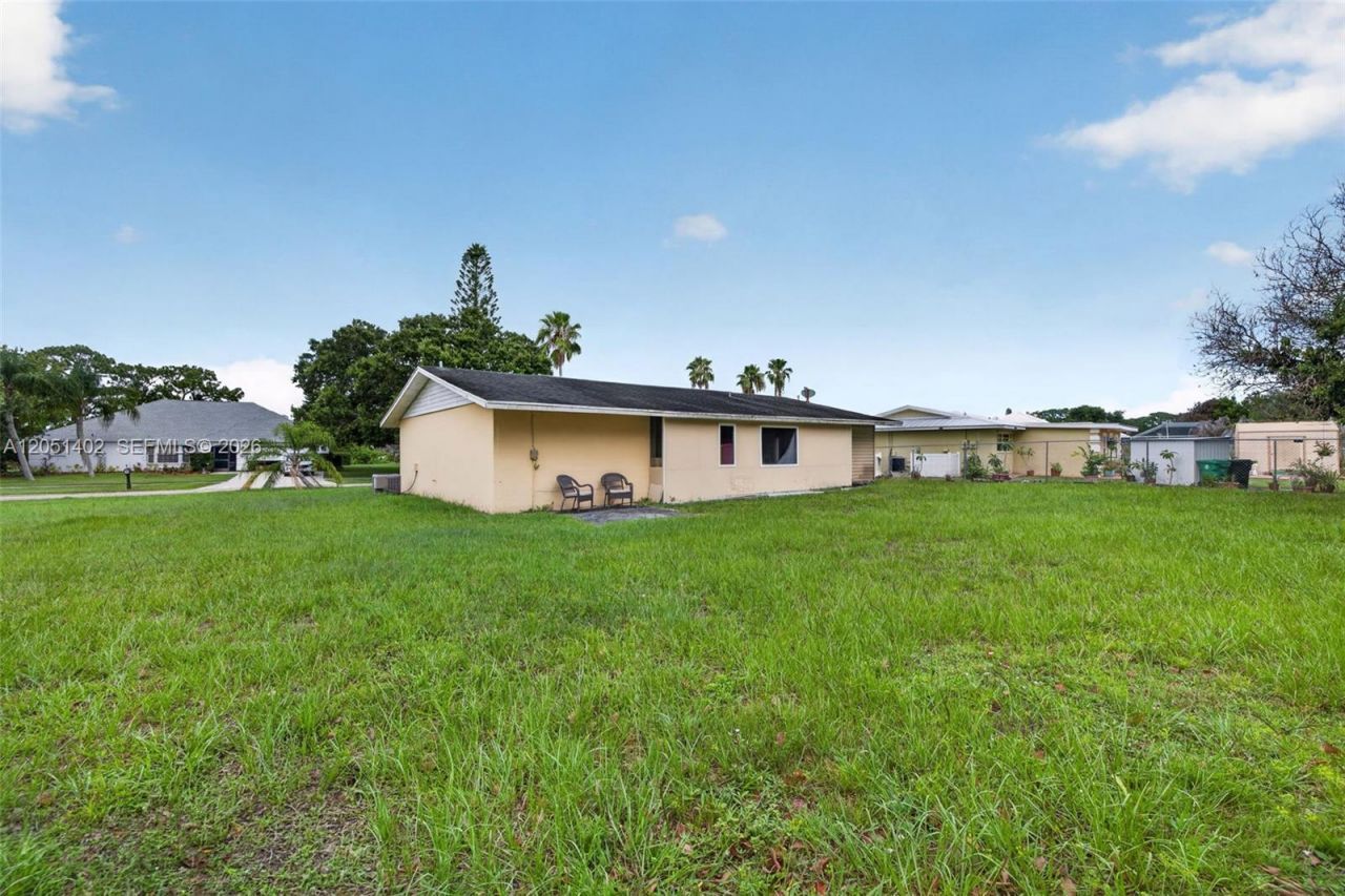 369 NE Camelot Dr , Port Saint Lucie, FL 34983 Photo