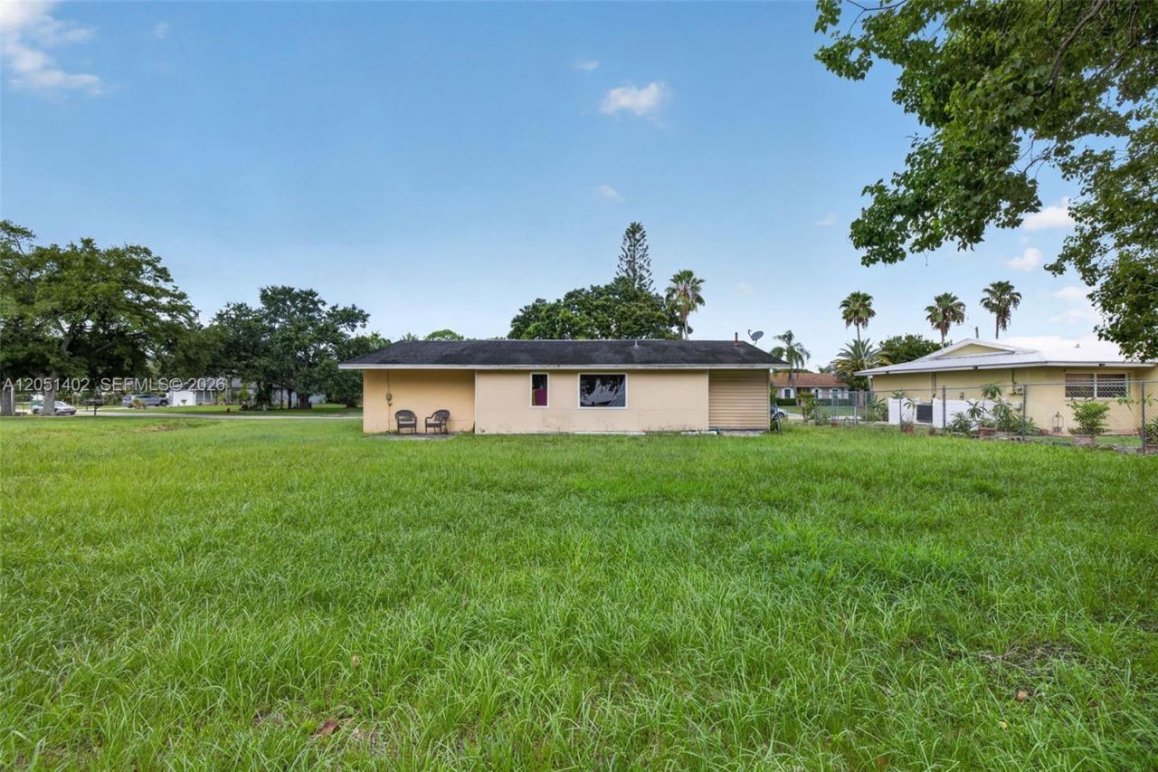 369 NE Camelot Dr , Port Saint Lucie, FL 34983 Photo