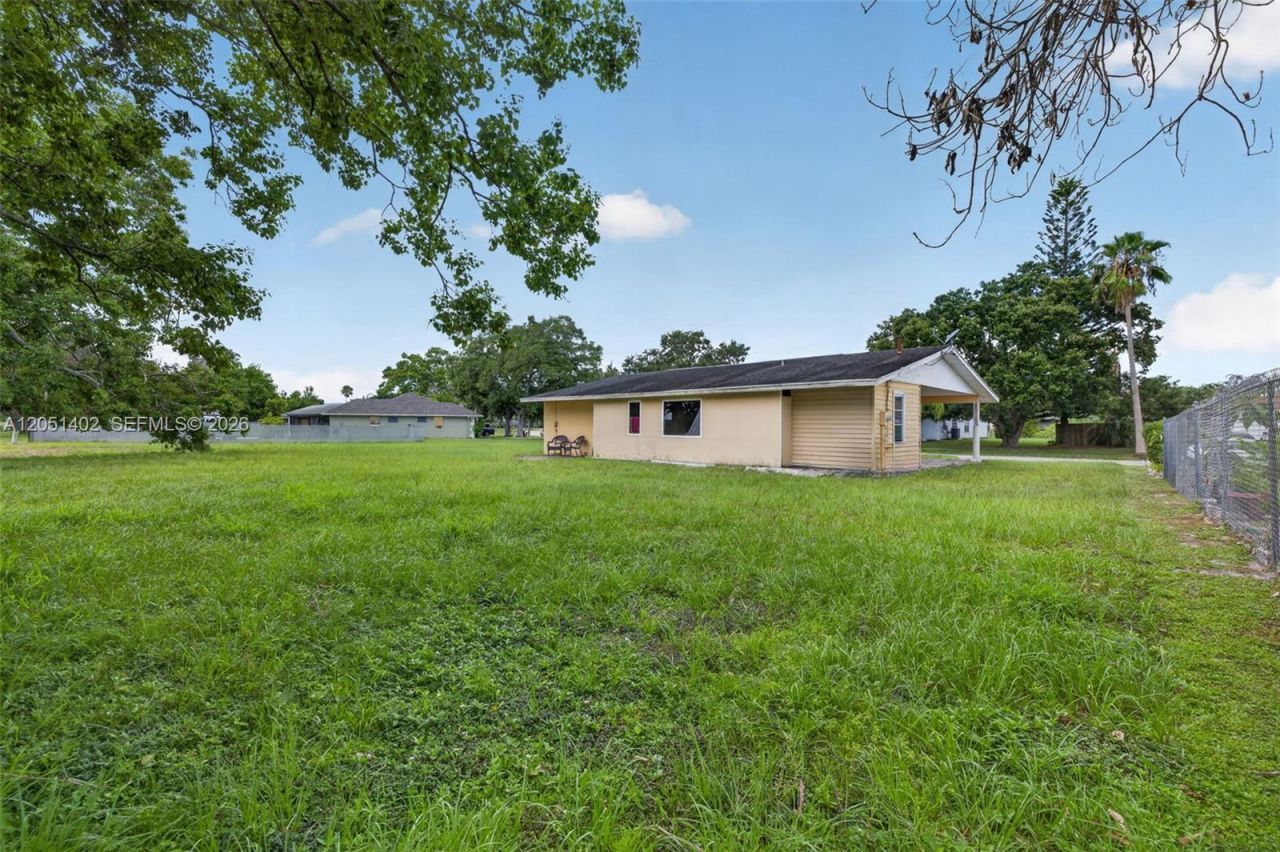 369 NE Camelot Dr , Port Saint Lucie, FL 34983 Photo