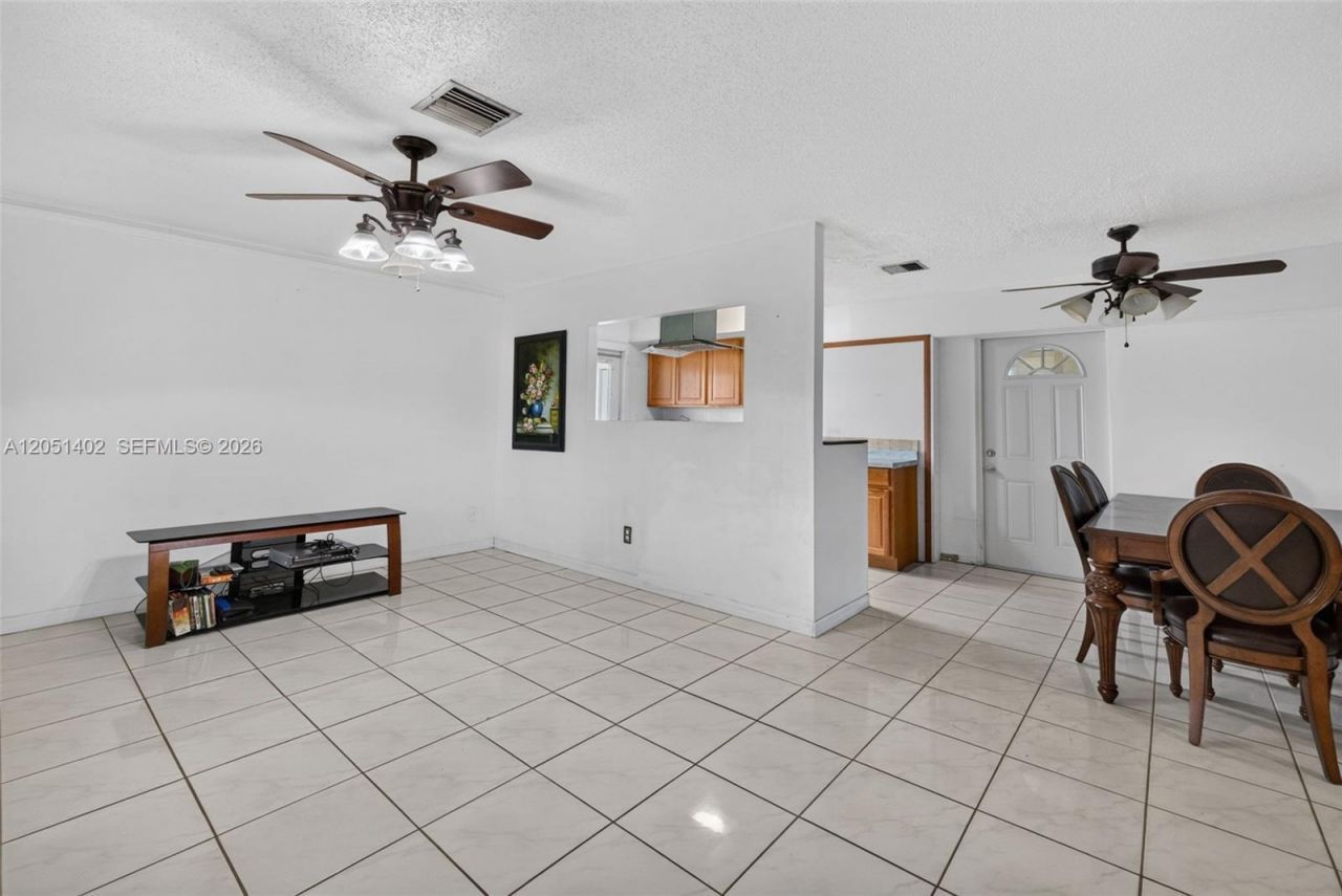 369 NE Camelot Dr , Port Saint Lucie, FL 34983 Photo
