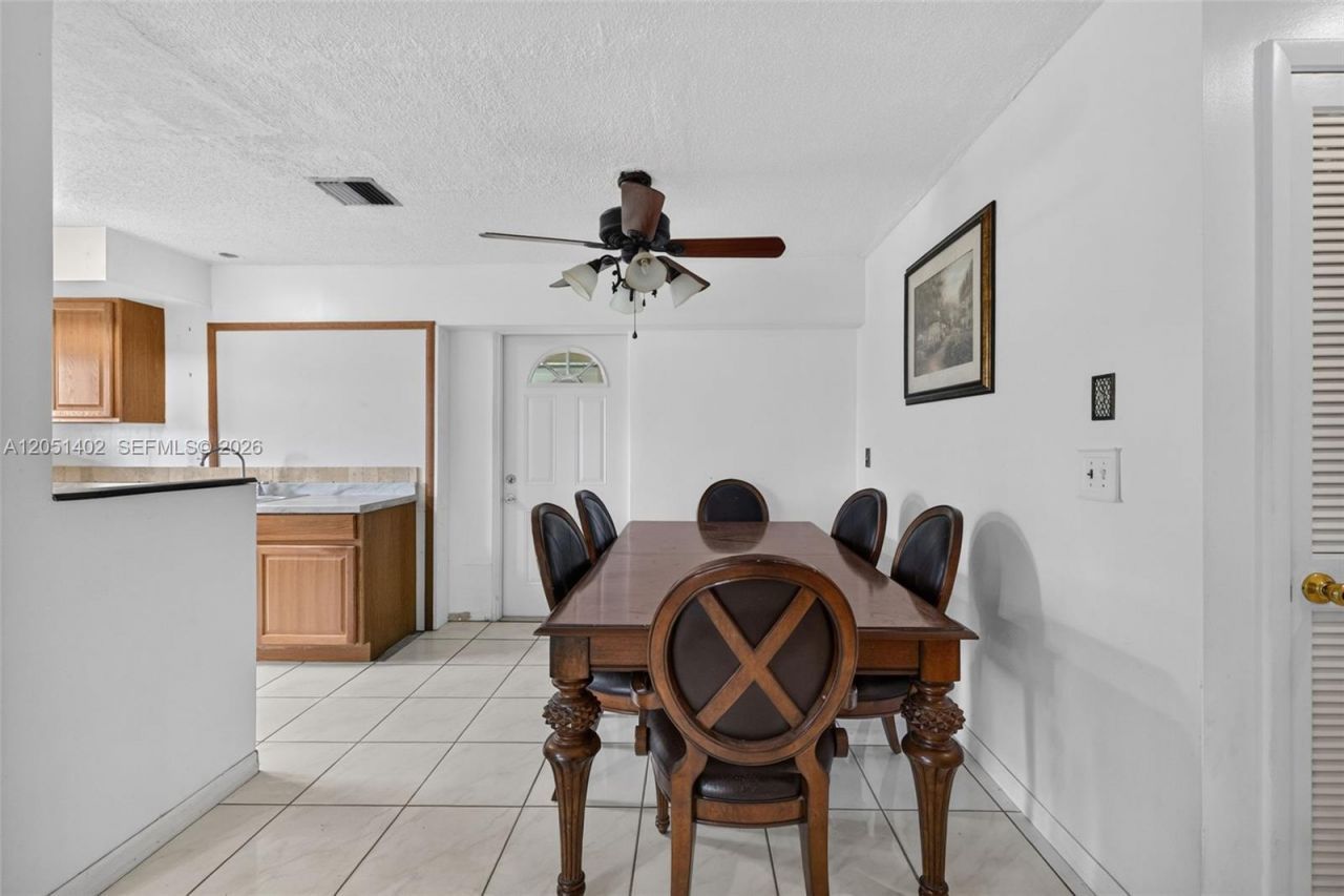 369 NE Camelot Dr , Port Saint Lucie, FL 34983 Photo