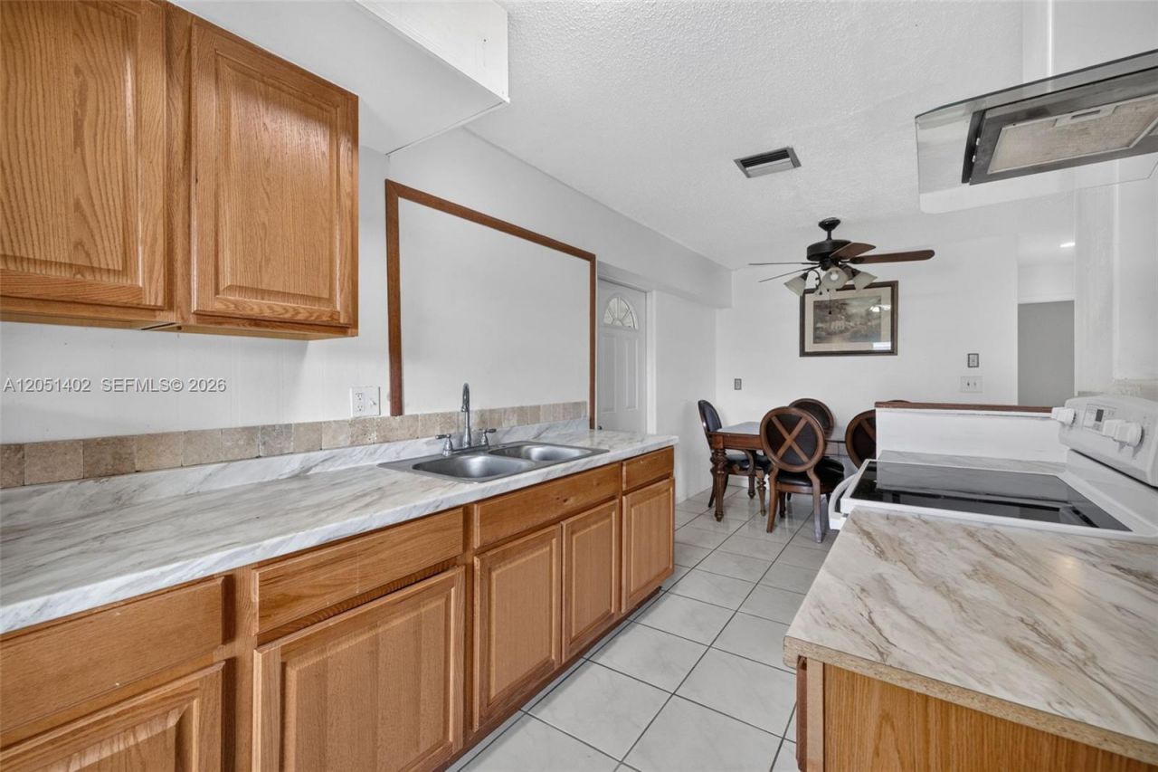 369 NE Camelot Dr , Port Saint Lucie, FL 34983 Photo