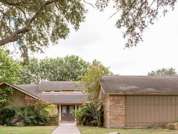 402 Chimney Rock Drive, Victoria, TX 77904