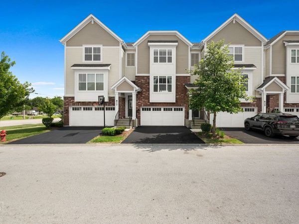 821 W Chase Lane , Palatine, IL 60067
