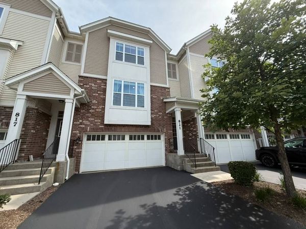 821 W Chase Lane , Palatine, IL 60067