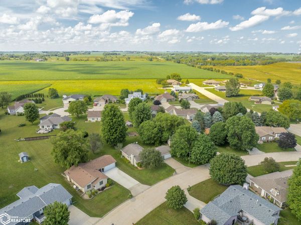 22 Charlestown Square, Mason City, IA 50401