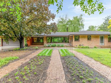 2217 Oakview Lane N, Plymouth, MN 55441