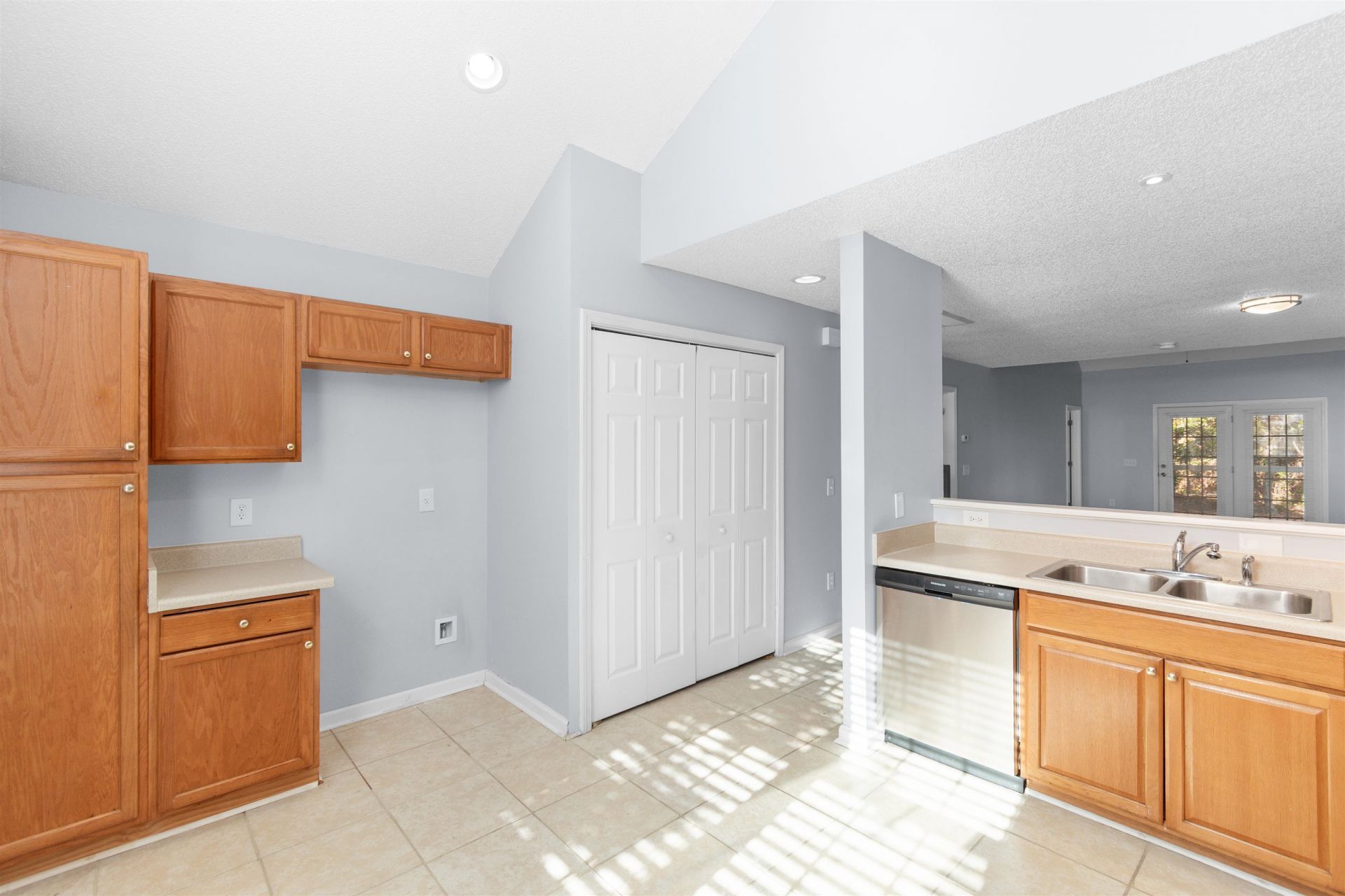 1090 Stanton Pl. Photo 8