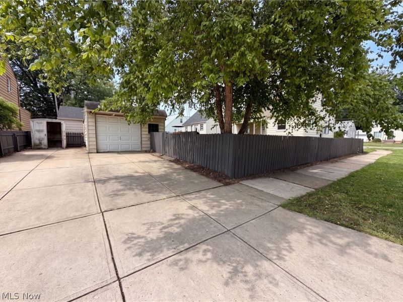 6437 Westminster Drive, Cleveland, OH 44129 Photo 20