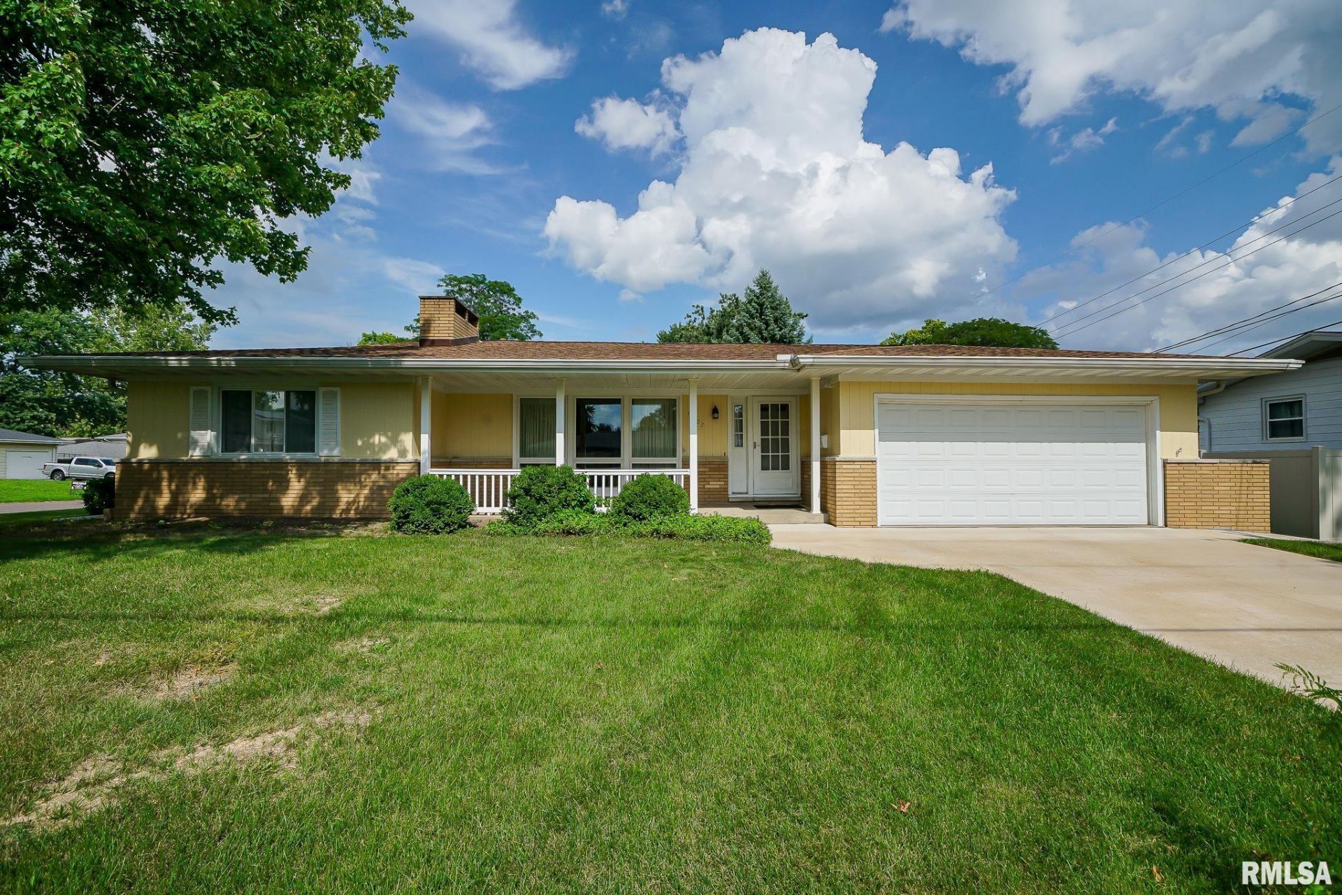 4402 N Nelson Drive, Peoria, IL 61614 Main Photo