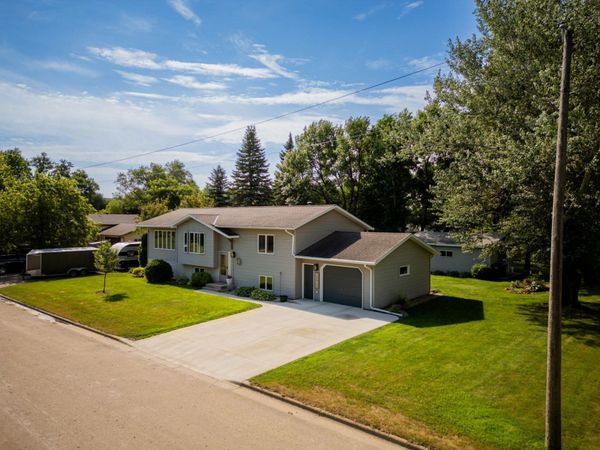 204 8th Avenue E, Lisbon, ND 58054
