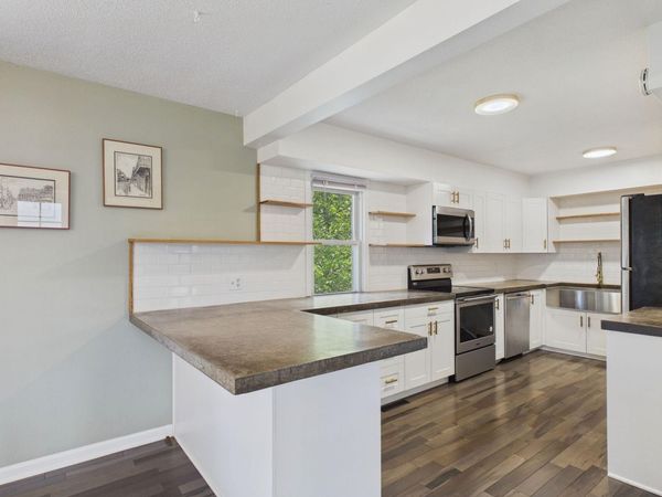2562 Fairview Avenue N, Roseville, MN 55113