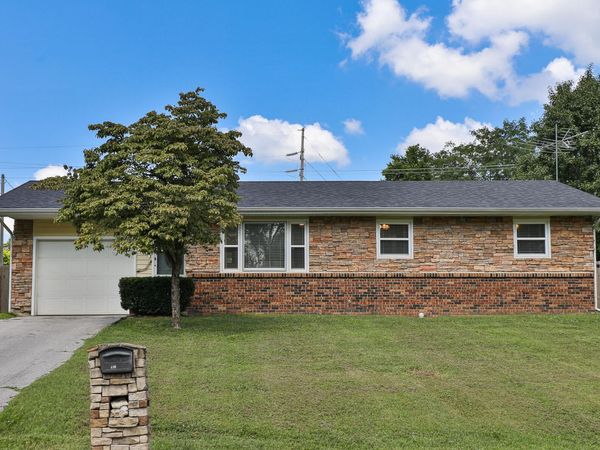 425 N Sunset Avenue , Bolivar, MO 65613