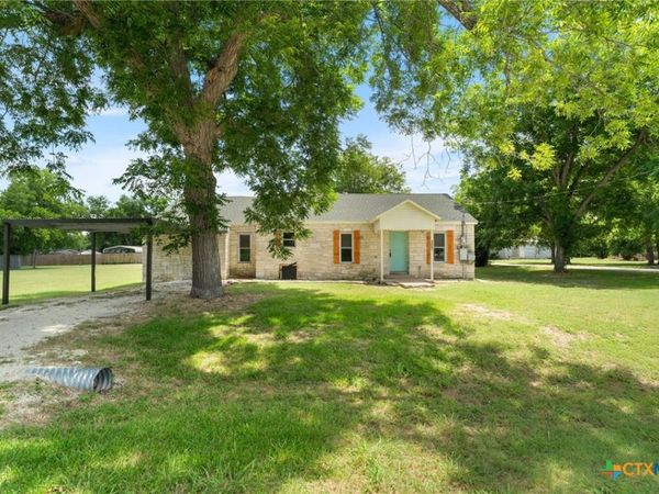 307 Crockett Street , Holland, TX 76534