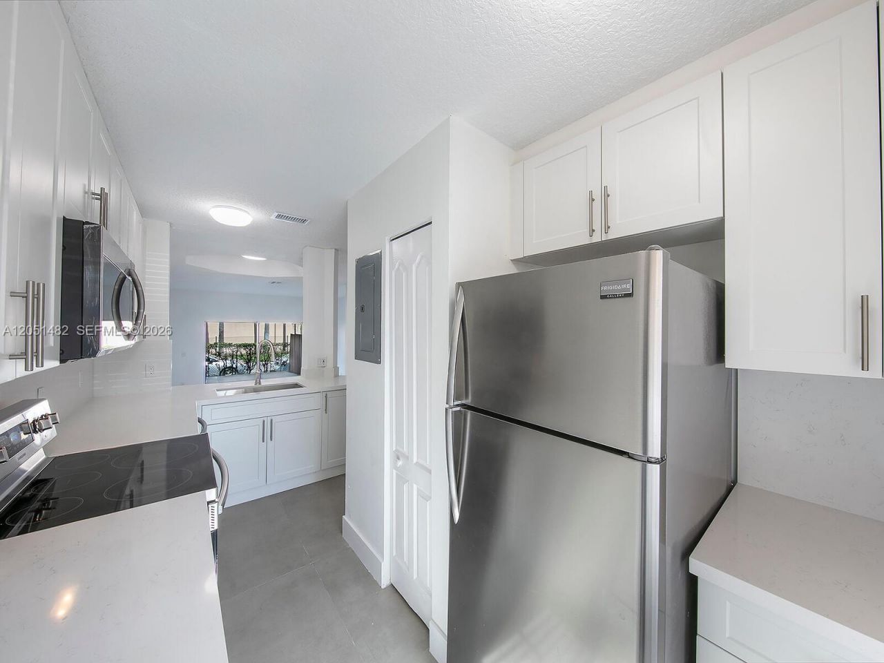 8260 NW 10th St , Unit 6, Miami, FL 33126 Photo