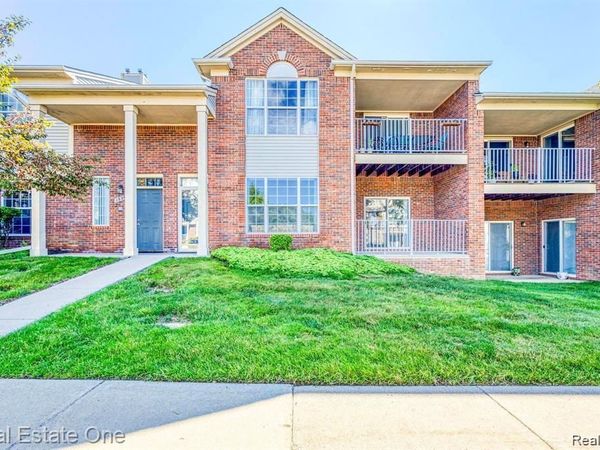 1828 NE Flagstone Circle , Rochester, MI 48307