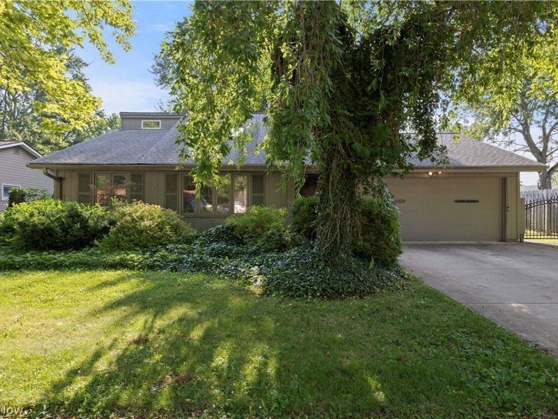 231 Sunset Drive, Berea, OH 44017 Photo 2