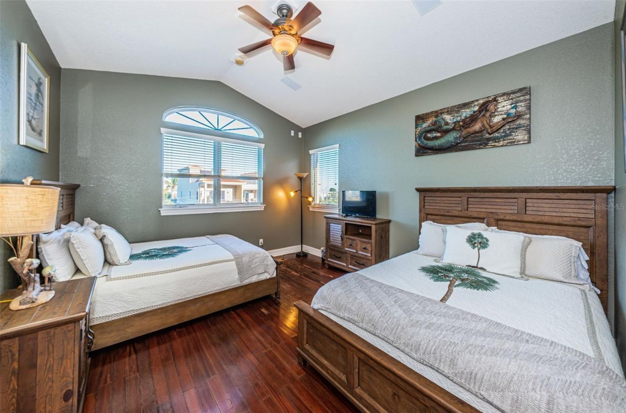 9550 W Gulf Boulevard, Treasure Island, FL 33706 Photo
