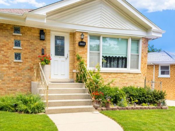 10616 Essex Street, Westchester, IL 60154