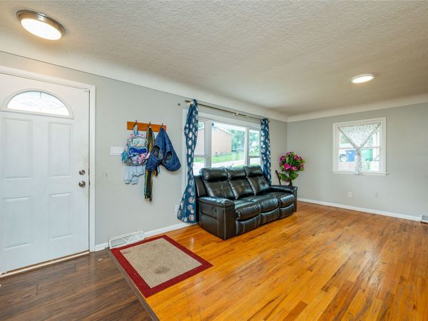 6501 Madison Avenue, Urbandale, IA 50322