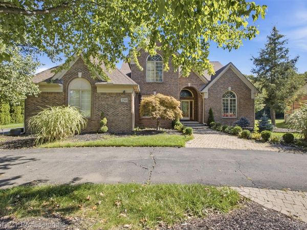 27568 Rainbow Circle, Lathrup Village, Mi 48076