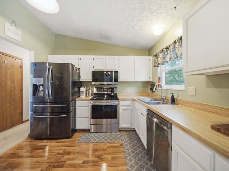 7893 Leaview Drive , Columbus, OH 43235 Photo 7