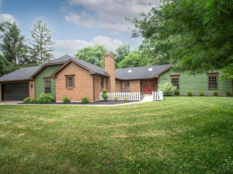10035 Mallet Drive, Centerville, OH 45458 Photo 2