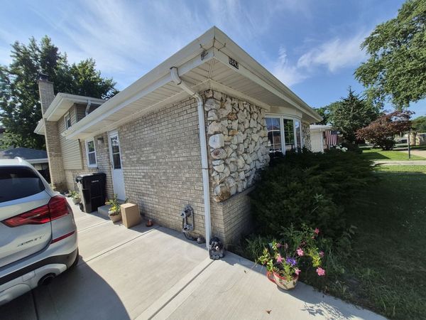 6842 N Central Avenue , Chicago, IL 60646