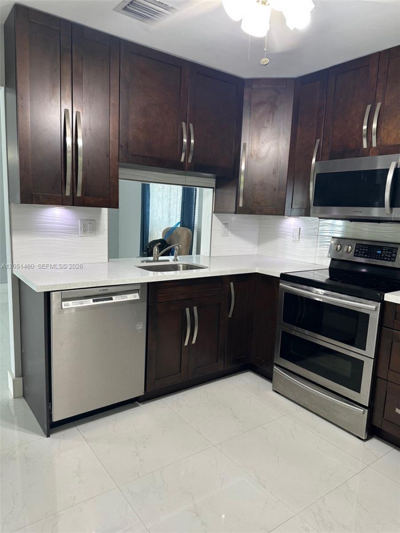 6061 NW 198th Ter , Miami, FL 33015 Photo