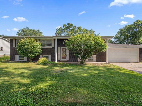 1810 W 93rd Place, Crown Point, IN 46307