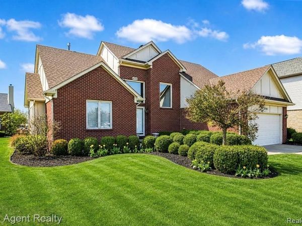 47715 Beacon Square Drive, Macomb Twp, MI 48044
