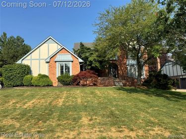 1752 White Water Drive, Rochester Hills, MI 48309