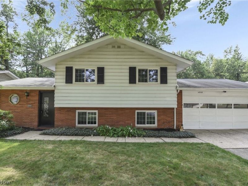 4958 Hampton Drive, North Olmsted, OH 44070 Photo 2
