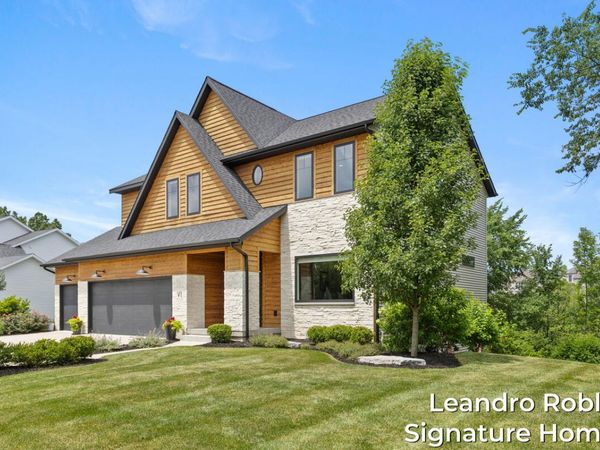 6 Fox Point Court NE, Ada, MI 49301