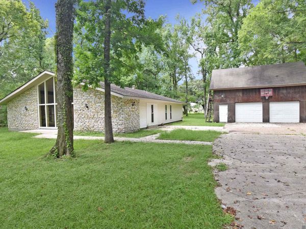 10560 Shadowlake Dr, Geismar, LA 70734