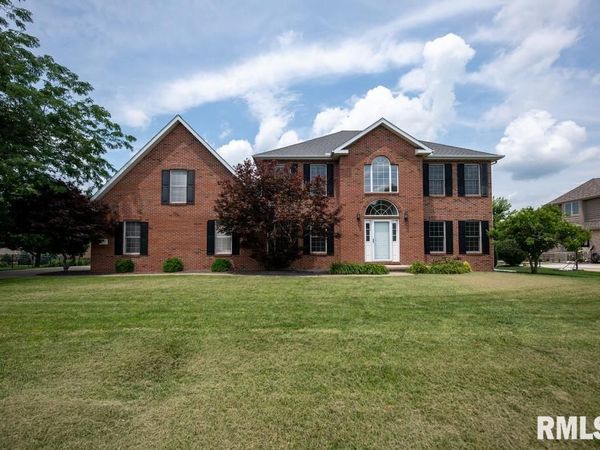 1100 HILLCREST Drive, Washington, IL 61571