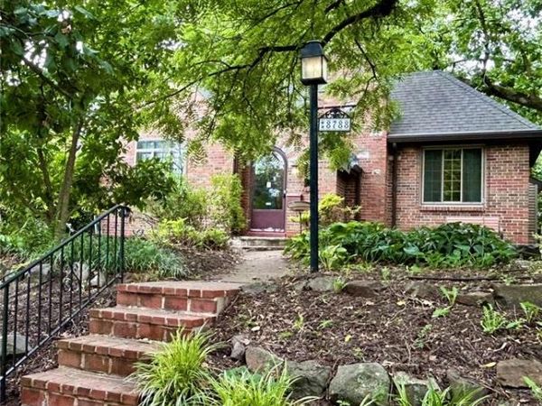 8788 Pine Avenue , St Louis, MO 63144
