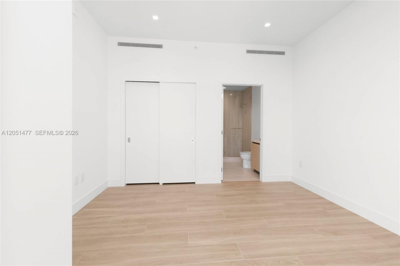 2411 Laguna Cr , Unit 611, Miami, FL 33181 Photo