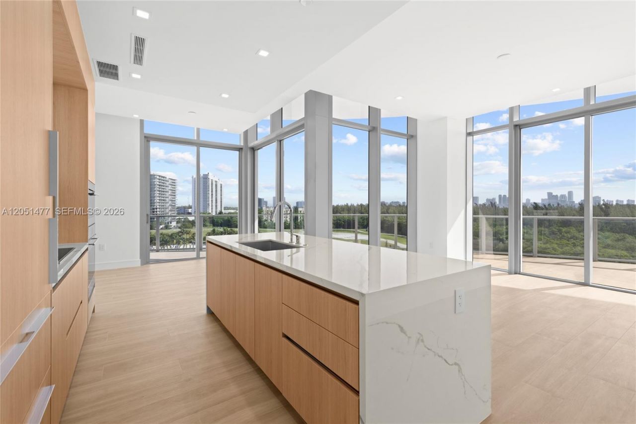 2411 Laguna Cr , Unit 611, Miami, FL 33181 Photo