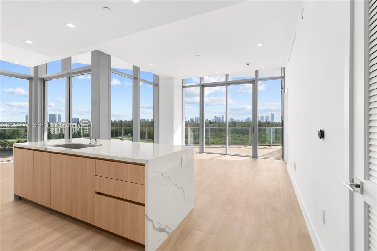 2411 Laguna Cr , Unit 611, Miami, FL 33181 Photo