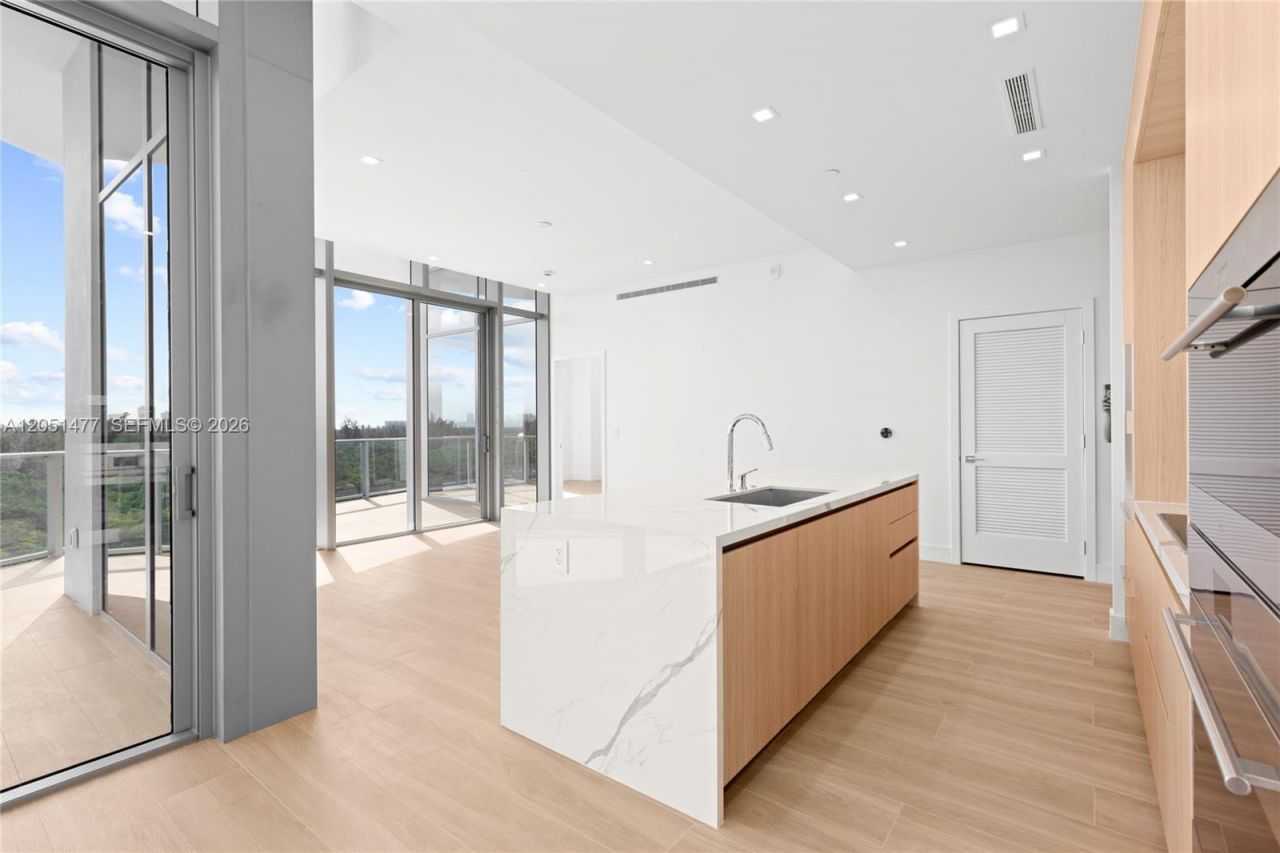 2411 Laguna Cr , Unit 611, Miami, FL 33181 Photo