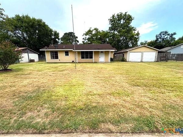 1203 N East Street , Edna, TX 77957