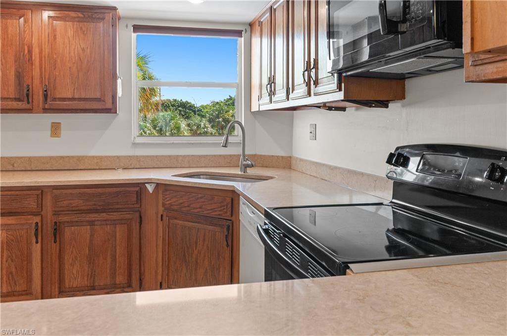 21 High Point Cir E, Unit 305, Naples, FL 34103 Photo