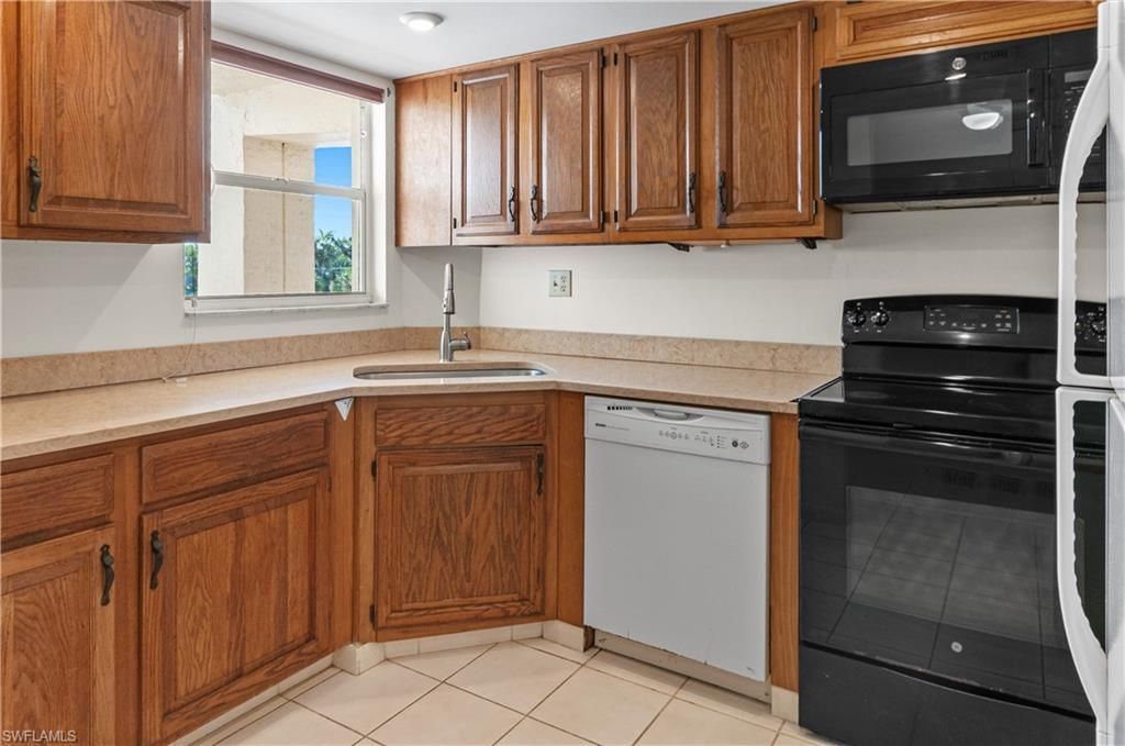 21 High Point Cir E, Unit 305, Naples, FL 34103 Photo