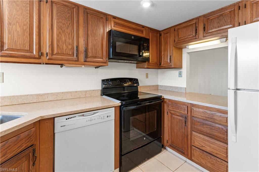 21 High Point Cir E, Unit 305, Naples, FL 34103 Photo