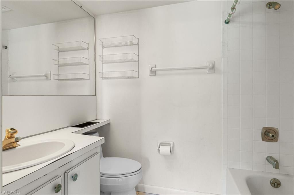 21 High Point Cir E, Unit 305, Naples, FL 34103 Photo